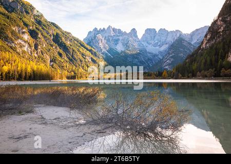 Belle vue sur le lac Dürrensee dans les Dolomites en fin d'après-midi d'octobre Banque D'Images