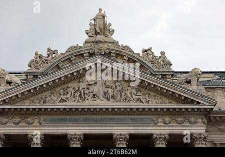 Bruxelles, B, Belgique - 19 août 2022 : détail du Palais de la Bourse et statues de façade Banque D'Images