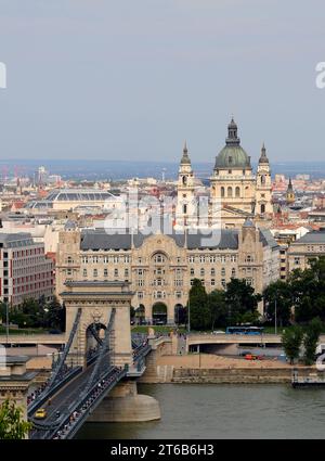 Budapest, B, Hongrie - 18 août 2023 : Skyline avec le pont des chaînes sur le Danube et l'église Saint-Étienne Banque D'Images