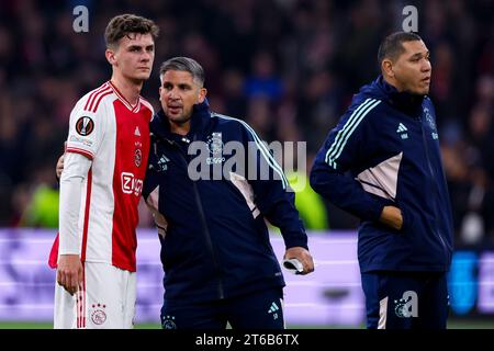 AMSTERDAM, PAYS-BAS - NOVEMBRE 9 : Benjamin Tahirovic (Ajax) et l'entraîneur adjoint Said Bakkati (Ajax) regardent dans le groupe B - UEFA Europa Leagu Banque D'Images