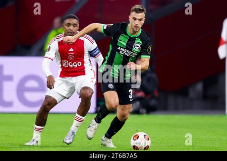 AMSTERDAM, PAYS-BAS - NOVEMBRE 9 : Joel Veltman (Brighton & Hove Albion) contrôle le ballon lors du match du Groupe B - UEFA Europa League 2023/24 Banque D'Images