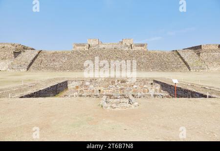 Les superbes ruines perchées de Monte Alban, l'ancienne capitale zapotèque Banque D'Images