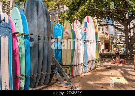 Honolulu, Oahu, HI, US-October 29, 2023 : rangées de planches de surf à louer sur la célèbre plage de Waikiki. Banque D'Images