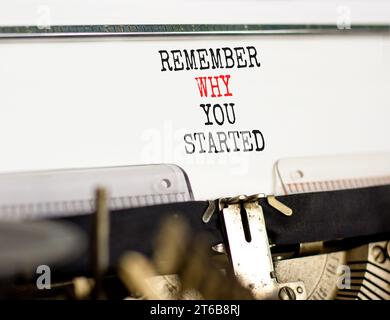 Rappelez-vous pourquoi vous avez commencé symbole. Mot concept Rappelez-vous pourquoi vous avez commencé à taper sur la belle vieille machine à écrire rétro. Beau fond de papier blanc. Busi Banque D'Images