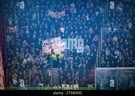 Amsterdam, pays-Bas. 09 novembre 2023. AMSTERDAM, PAYS-BAS - 9 NOVEMBRE : les supporters de Brighton & Hove Albion célèbrent la victoire lors du match de groupe B de l'UEFA Europa League 2023/24 entre l'AFC Ajax et Brighton & Hove Albion au Johan Cruyff Arena le 9 novembre 2023 à Amsterdam, pays-Bas. (Photo Rene Nijhuis/Orange Pictures) crédit : Orange pics BV/Alamy Live News Banque D'Images