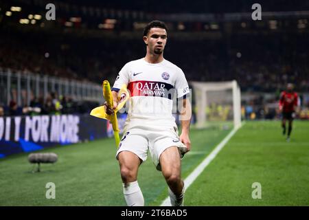 Warren Zaïre-Emery du Paris Saint-Germain FC détient le drapeau du Corner lors du match de football de l'UEFA Champions League entre l'AC Milan et le Paris Saint-Germain FC. Banque D'Images