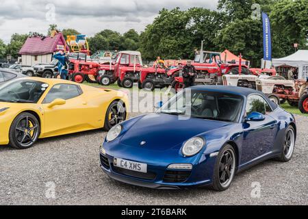 Tarporley, Cheshire, Angleterre, 30 juillet 2023. Blue Porsche 911 Cabriolet à une rencontre automobile, illustration éditoriale de style de vie automobile. Banque D'Images