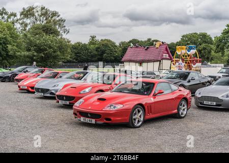 Tarporley, Cheshire, Angleterre, 30 juillet 2023. Rangée de Ferrari rouges et argentées lors d'une rencontre de supercar, illustration éditoriale de style de vie automobile. Banque D'Images