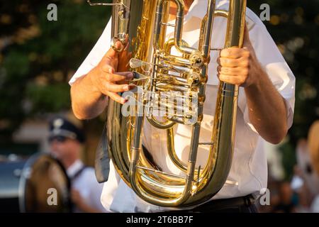 Musiciens militaires avec corne baryton à la main Banque D'Images