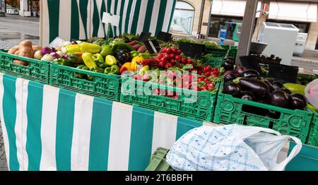 Marché hebdomadaire avec divers légumes et fruits à Bâle, suisse Banque D'Images
