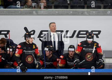 Landshut, Allemagne. 09 novembre 2023. Hockey sur glace : coupe d'Allemagne, Allemagne - Danemark, phase de groupes, jour de match 1, dans la Fanatec Arena. L’entraîneur national Harold Kreis (M) suit l’action. Crédit : Christian Kolbert/dpa/Alamy Live News Banque D'Images