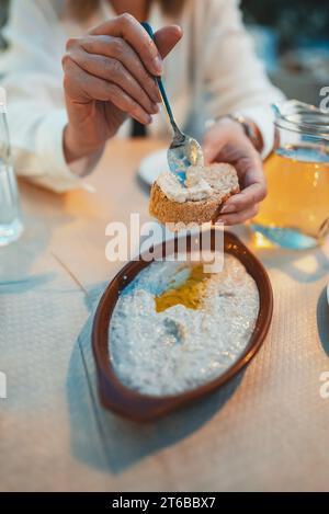 Taramosalata Grec Traditionnel. Composé de caviar de morue fumé, de jus de citron, d'huile d'olive et d'ail Banque D'Images