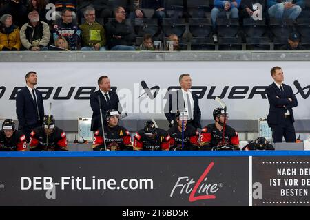 Landshut, Allemagne. 09 novembre 2023. Hockey sur glace : coupe d'Allemagne, Allemagne - Danemark, phase de groupes, jour de match 1, dans la Fanatec Arena. L'entraîneur national Harold Kreis (arrière, 2e à partir de la droite) regarde le match avec ses assistants et les joueurs. Crédit : Christian Kolbert/dpa/Alamy Live News Banque D'Images