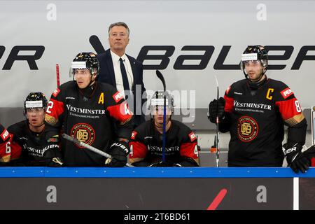 Landshut, Allemagne. 09 novembre 2023. Hockey sur glace : coupe d'Allemagne, Allemagne - Danemark, phase de groupes, jour de match 1, dans la Fanatec Arena. L'entraîneur national Harold Kreis (3e à partir de la gauche) suit l'action. Crédit : Christian Kolbert/dpa/Alamy Live News Banque D'Images