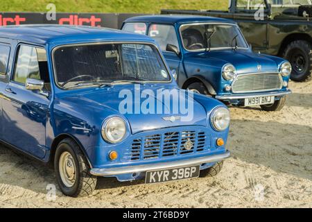 Chester, Cheshire, Angleterre, 29 septembre 2023. Deux Austin Mini Coopers bleus à un affichage de voiture classique, illustration éditoriale de style de vie automobile. Banque D'Images