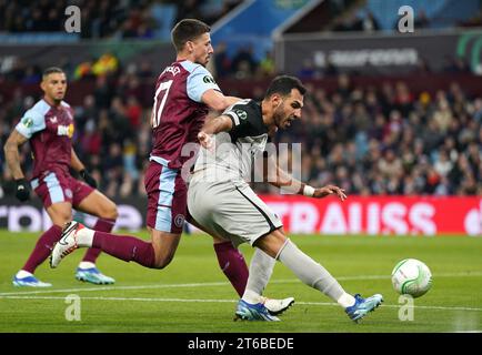 Vangelis Pavlidis de l'AZ Alkmaar tire sous la pression de Clement Lenglet d'Aston Villa lors du match du Groupe E de l'UEFA Europa Conference League à Villa Park, Birmingham. Date de la photo : jeudi 9 novembre 2023. Banque D'Images