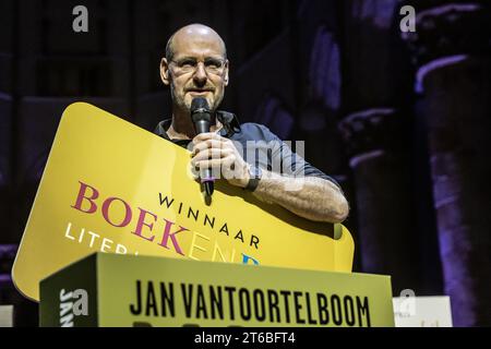 LA HAYE - lauréat Jan Vantoortelboom van Mauk lors de l'annonce du lauréat du prix de littérature Boekenbon à la Grote Kerk. Le prix de littérature Boekenbon, anciennement connu sous le nom de AKO Literature Prize, est un prix récompensant le meilleur livre littéraire néerlandais, qu'il s'agisse de fiction ou de non-fiction. ANP EVA PLEVIER netherlands Out - belgique Out Banque D'Images