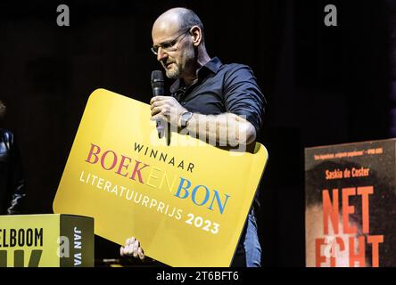 LA HAYE - lauréat Jan Vantoortelboom van Mauk lors de l'annonce du lauréat du prix de littérature Boekenbon à la Grote Kerk. Le prix de littérature Boekenbon, anciennement connu sous le nom de AKO Literature Prize, est un prix récompensant le meilleur livre littéraire néerlandais, qu'il s'agisse de fiction ou de non-fiction. ANP EVA PLEVIER netherlands Out - belgique Out Banque D'Images