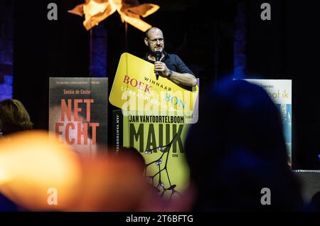 LA HAYE - lauréat Jan Vantoortelboom van Mauk lors de l'annonce du lauréat du prix de littérature Boekenbon à la Grote Kerk. Le prix de littérature Boekenbon, anciennement connu sous le nom de AKO Literature Prize, est un prix récompensant le meilleur livre littéraire néerlandais, qu'il s'agisse de fiction ou de non-fiction. ANP EVA PLEVIER netherlands Out - belgique Out Banque D'Images