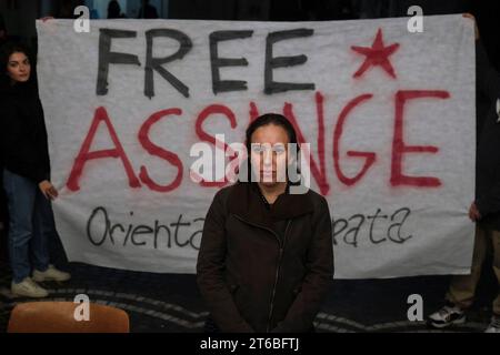 Napoli, Italie. 09 novembre 2023. "Je dis merci à tous les étudiants qui sont ici pour lutter pour la vérité, parce que la guerre tue aussi la vérité". C'est ce qu'a dit Stella Moris, l'épouse de Julian Assange, qui s'est entretenue avec les étudiants qui occupent l'Université orientale de Naples depuis plusieurs jours pour montrer leur proximité avec le peuple palestinien. La femme d'Assange est dans la capitale de la Campanie où elle recevra demain la citoyenneté honorifique que la municipalité a conférée à son mari, emprisonné en Grande-Bretagne. Crédit : Live Media Publishing Group/Alamy Live News Banque D'Images