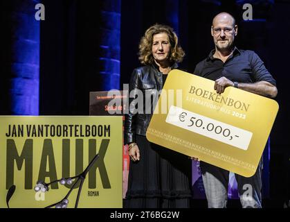 LA HAYE - lauréat Jan Vantoortelboom de Mauk et Ingrid van Engelshoven lors de l'annonce du lauréat du prix de littérature Boekenbon à la Grote Kerk. Le prix de littérature Boekenbon, anciennement connu sous le nom de AKO Literature Prize, est un prix récompensant le meilleur livre littéraire néerlandais, qu'il s'agisse de fiction ou de non-fiction. ANP EVA PLEVIER netherlands Out - belgique Out Banque D'Images