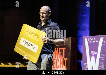 LA HAYE - lauréat Jan Vantoortelboom van Mauk lors de l'annonce du lauréat du prix de littérature Boekenbon à la Grote Kerk. Le prix de littérature Boekenbon, anciennement connu sous le nom de AKO Literature Prize, est un prix récompensant le meilleur livre littéraire néerlandais, qu'il s'agisse de fiction ou de non-fiction. ANP EVA PLEVIER netherlands Out - belgique Out Banque D'Images