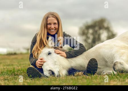 Une jeune femme et son cheval islandais travaillant et câlinant ensemble, concept d'équitation naturelle équestre Banque D'Images