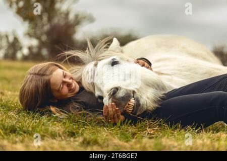 Une jeune femme et son cheval islandais travaillant et câlinant ensemble, concept d'équitation naturelle équestre Banque D'Images