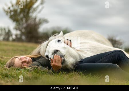 Une jeune femme et son cheval islandais travaillant et câlinant ensemble, concept d'équitation naturelle équestre Banque D'Images