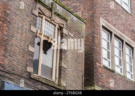 Burslem, Stoke on Trent, Angleterre, 21 mars 2023. Fenêtres brisées sur une propriété abandonnée, dégradation urbaine, illustration éditoriale vandalisme. Banque D'Images