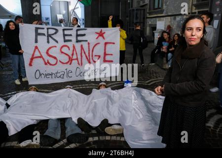 News - Italie : FreeAssange, Stella Moris à Naples Je dis merci à tous les étudiants qui sont ici pour lutter pour la vérité, parce que la guerre tue aussi la vérité. C'est ce qu'a dit Stella Moris, épouse de Julian Assange, s'adressant aux étudiants qui occupent l'Université de l'orientale à Naples depuis plusieurs jours pour montrer leur proximité avec le peuple palestinien. La femme d Assange est dans la capitale de la Campanie où elle recevra demain la citoyenneté honorifique que la municipalité a conférée à son mari, emprisonné en Grande-Bretagne. Napoli Napoli Italie Copyright : xAntonioxBalascox/xLiveMe Banque D'Images