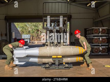 Des aviateurs de l'USMC chargent des bombes sur un patin de bombe à la base de la RAAF Tindal en août 2016 Banque D'Images