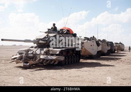 USMC M60A1 et colonne de véhicules AAVP7A1 de la 2nd Marine Expeditionary Force pendant l'opération Desert Storm Banque D'Images