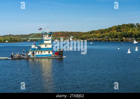 Le remorqueur pousseur navigue sur le fleuve Mississippi entre Dubuque Iowa et Illinois à l'automne Banque D'Images