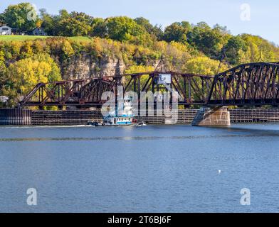 Pont ferroviaire entre l'Iowa et l'Illinois par le fleuve Mississippi avec travée pivotante ouverte pour remorqueur Banque D'Images