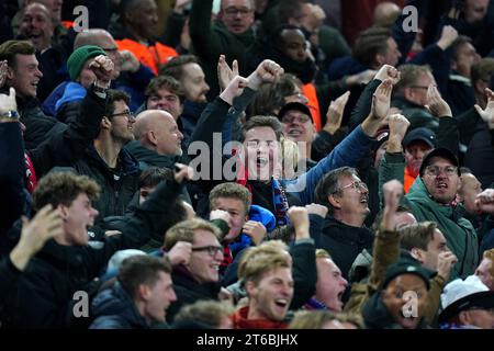 Les supporters de l'AZ Alkmaar réagissent dans les tribunes après que Vangelis Pavlidis ait marqué le premier but de leur équipe lors du match de groupe E de l'UEFA Europa Conference League à Villa Park, Birmingham. Date de la photo : jeudi 9 novembre 2023. Banque D'Images