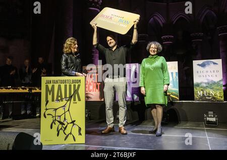 LA HAYE - lauréat Jan Vantoortelboom de Mauk et Ingrid van Engelshoven lors de l'annonce du lauréat du prix de littérature Boekenbon à la Grote Kerk. Le prix de littérature Boekenbon, anciennement connu sous le nom de AKO Literature Prize, est un prix récompensant le meilleur livre littéraire néerlandais, qu'il s'agisse de fiction ou de non-fiction. ANP EVA PLEVIER netherlands Out - belgique Out Banque D'Images