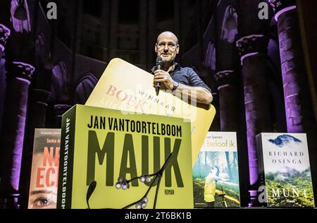 LA HAYE - lauréat Jan Vantoortelboom van Mauk lors de l'annonce du lauréat du prix de littérature Boekenbon à la Grote Kerk. Le prix de littérature Boekenbon, anciennement connu sous le nom de AKO Literature Prize, est un prix récompensant le meilleur livre littéraire néerlandais, qu'il s'agisse de fiction ou de non-fiction. ANP EVA PLEVIER netherlands Out - belgique Out Banque D'Images