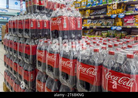 Italie - 09 novembre 2023 : Coca Cola en bouteilles en plastique de 1,35 litres emballées sur palette à vendre dans un supermarché italien Banque D'Images