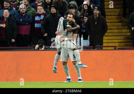 Vangelis Pavlidis de l'AZ Alkmaar (à droite) célèbre avoir marqué le premier but de leur équipe lors du match de groupe E de l'UEFA Europa Conference League à Villa Park, Birmingham. Date de la photo : jeudi 9 novembre 2023. Banque D'Images