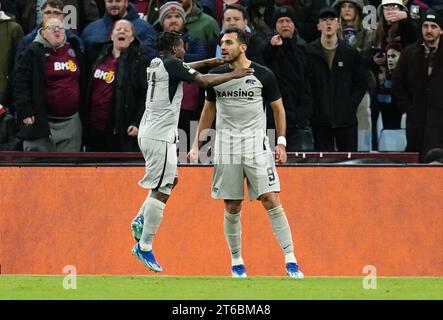 Vangelis Pavlidis de l'AZ Alkmaar (à droite) célèbre avoir marqué le premier but de leur équipe lors du match de groupe E de l'UEFA Europa Conference League à Villa Park, Birmingham. Date de la photo : jeudi 9 novembre 2023. Banque D'Images