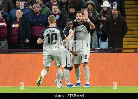 Vangelis Pavlidis de l'AZ Alkmaar (à droite) célèbre avoir marqué le premier but de leur équipe lors du match de groupe E de l'UEFA Europa Conference League à Villa Park, Birmingham. Date de la photo : jeudi 9 novembre 2023. Banque D'Images