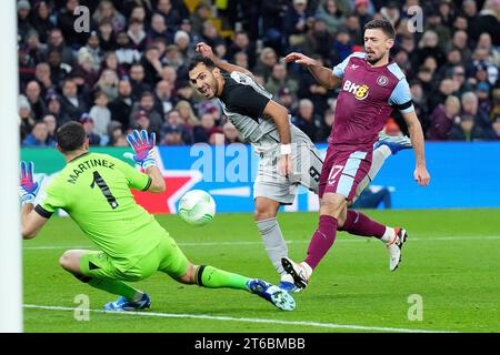 BIRMINGHAM - Vangelis Pavlidis de l'AZ Alkmaar marque lors du match de groupe E de l'UEFA Conference League opposant l'Aston Villa FC et l'AZ Alkmaar à Villa Park le 9 novembre 2023 à Birmingham, au Royaume-Uni. ANP ED VAN DE POL Banque D'Images