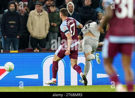 Vangelis Pavlidis de l'AZ Alkmaar (à droite) marque le premier but de leur équipe lors du match du groupe E de l'UEFA Europa Conference League à Villa Park, Birmingham. Date de la photo : jeudi 9 novembre 2023. Banque D'Images