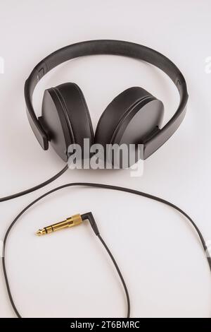 Casque stéréo Sennheiser HD 300 avec prise casque plaquée or sur fond blanc. Banque D'Images