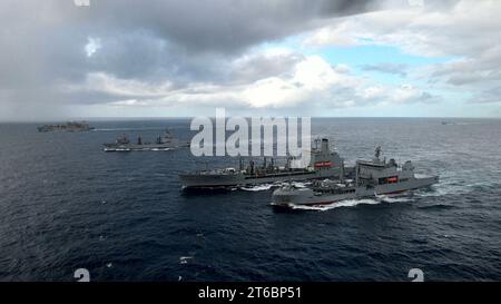 USNS Henry J. Kaiser (T-AO-187), USNS Pecos (T-AO-197), USNS Washington Chambers (T-AKE-11), HMAS Supply (A195) et HMNZS Aotearoa (A11) en cours dans l'océan Pacifique, 23 juillet 2022 (220723 Banque D'Images