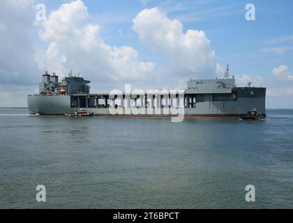 L'USNS Lewis B. Puller (T-ESB-3) quitte la base navale de Norfolk le 10 juillet 2017 Banque D'Images