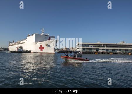 USNS Mercy (T-AH 19) arrive à Los Angeles, Californie (49704462178) Banque D'Images