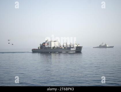 USNS Medgar Evers effectue un réapprovisionnement vertical. (8653262374) Banque D'Images