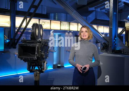 Bitterfeld Wolfen, Allemagne. 09 novembre 2023. La présentatrice Jessy Wellmer prend la parole lors d'une répétition au Musée de l'industrie et du film. Pour marquer le jour de la chute du mur de Berlin, le Tagesthemen diffusera une émission sur place avec un reportage de la région. Crédit : Sebastian Willnow/dpa/Alamy Live News Banque D'Images